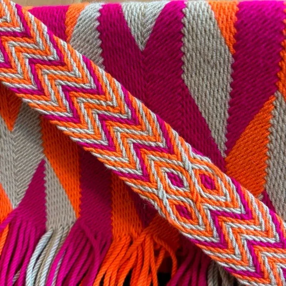 ⚡️Mega Sale⚡️Vibrant handwoven clutch with fringes and strap - Picture 10 of 12
